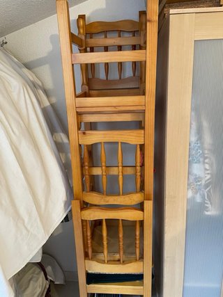 Mesa de madera de pino y sillas
