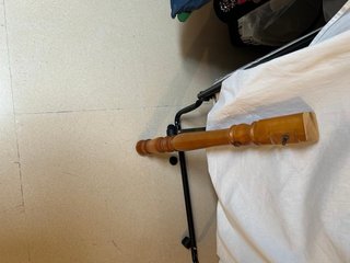 Mesa de madera de pino y sillas