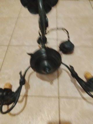 Lámpara colgante de metal negra y dorada