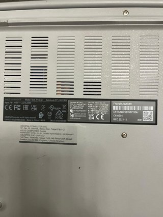 Ordenador portátil ASUS plateado