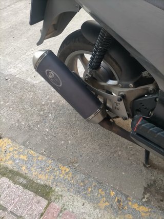 Tubo de escape para scooter