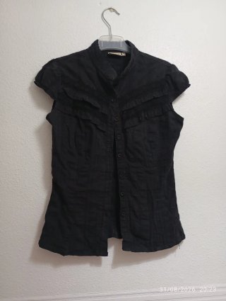 Camisa negra con volantes