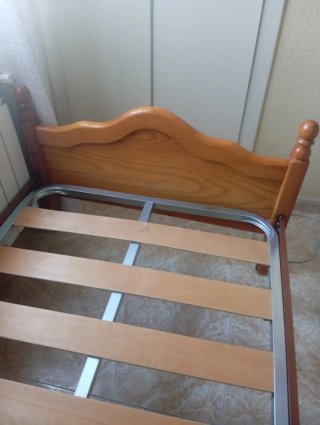 Base cama y colchon. La base de madera y metal