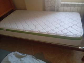 Base cama y colchon. La base de madera y metal