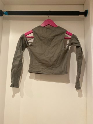 Top verde Stradivarius hombros descubiertos talla