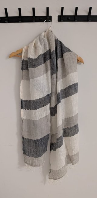 Sciarpa a righe grigio e bianco