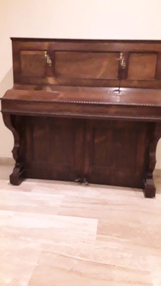 Piano de pared de madera