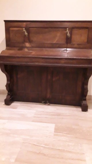 Piano de pared de madera