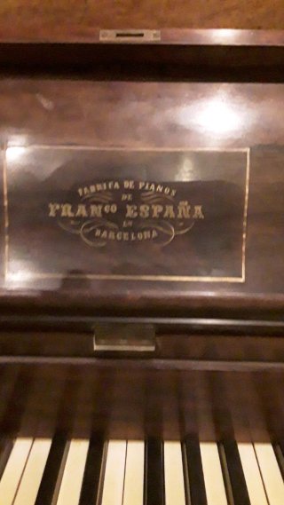 Piano de pared de madera