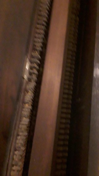 Piano de pared de madera