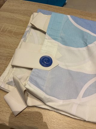 Cortina azul y blanca con diseño