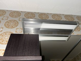 Espejo marrón Ikea con luz y almacenaje