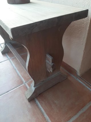 Banqueta o mesita  auxiliar rústica madera maciza.