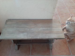 Banqueta o mesita  auxiliar rústica madera maciza.