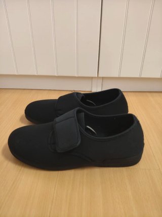 Zapatos ortopédicos negros con velcro