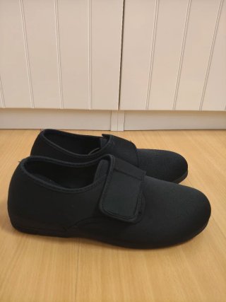 Zapatos ortopédicos negros con velcro