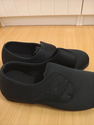Zapatos ortopédicos negros con velcro