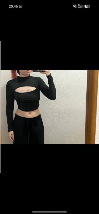 Crop top negro con abertura