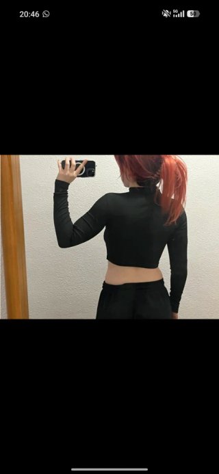 Crop top negro con abertura