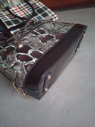 Bolso de mujer con estampado de serpiente