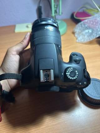 Canon EOS 4000D + 18-55mm + cargador + funda