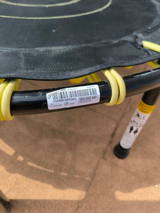Cama elástica con barra de apoyo