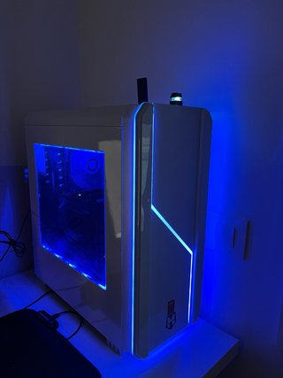 PC Gaming Blanco con Luces LED Azules