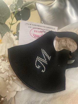 Mascarilla negra con inicial M de strass