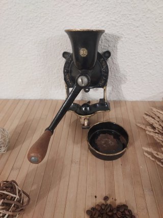 Antiguo molinillo de café