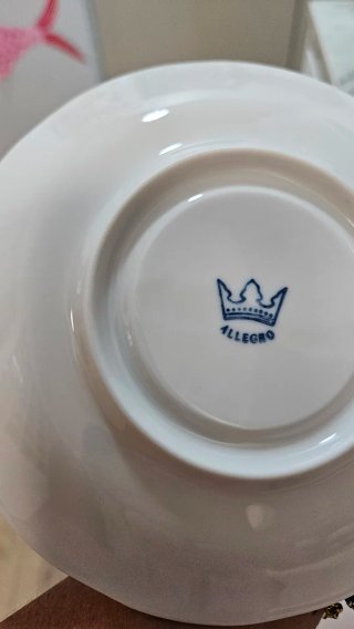 Sopera de porcelana blanca con cuencos