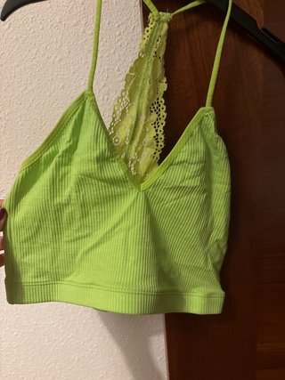 Top verde con encaje