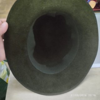Sombrero verde con plumas
