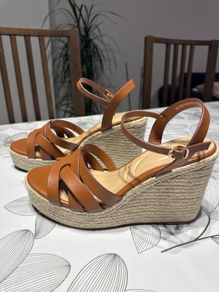 Sandalias cuña marrón