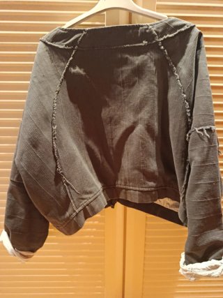 Chaqueta corta Lurdes Bergada gris oscuro.