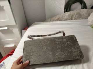 Bolso de mano gris con estampado floral