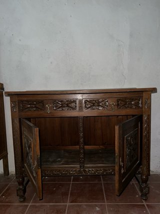 Armario de madera tallada