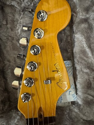 American Ultra Stratocaster HSS 2023.Case opcional