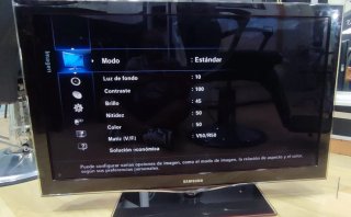 Samsung TV Negra con Pequeña Raya