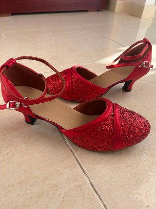 Zapatos de baile rojos brillantes