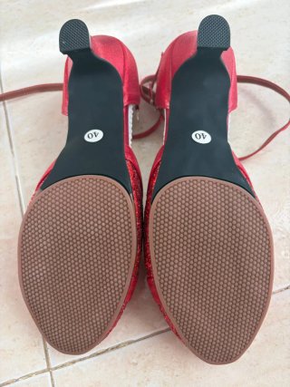 Zapatos de baile rojos brillantes