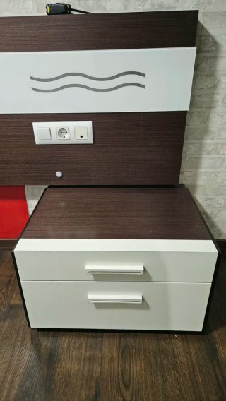 Cabecero cama madera oscura con detalles blancos