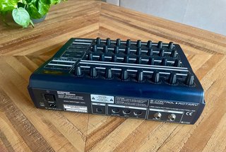 Controlador MIDI Behringer BCR2000