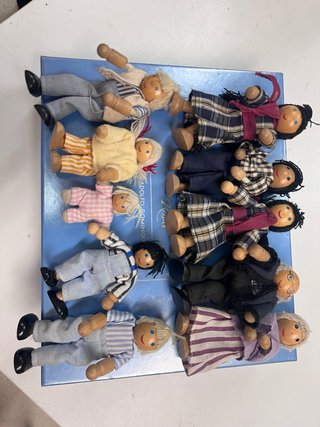 Familia de muñecos de madera