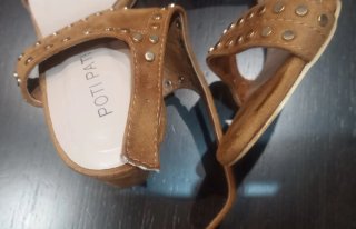 Zapatos Poti Pati Marrones con Tachuelas Doradas