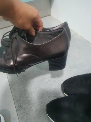 Zapatos negros y marrones
