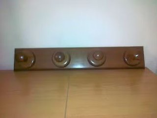Perchero de madera marrón