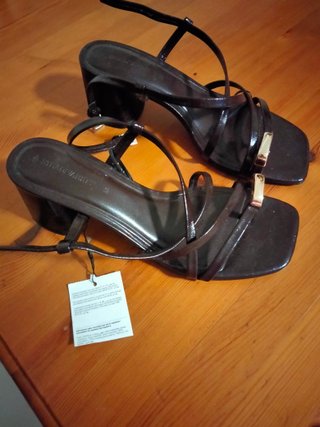 Sandalias tacón marrón con detalle dorado