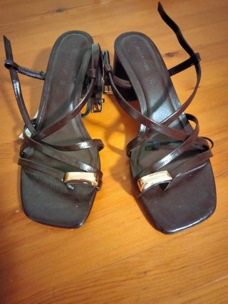 Sandalias tacón marrón con detalle dorado