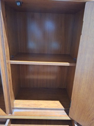 Mueble recibidor de madera con espejo