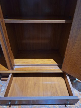 Mueble recibidor de madera con espejo